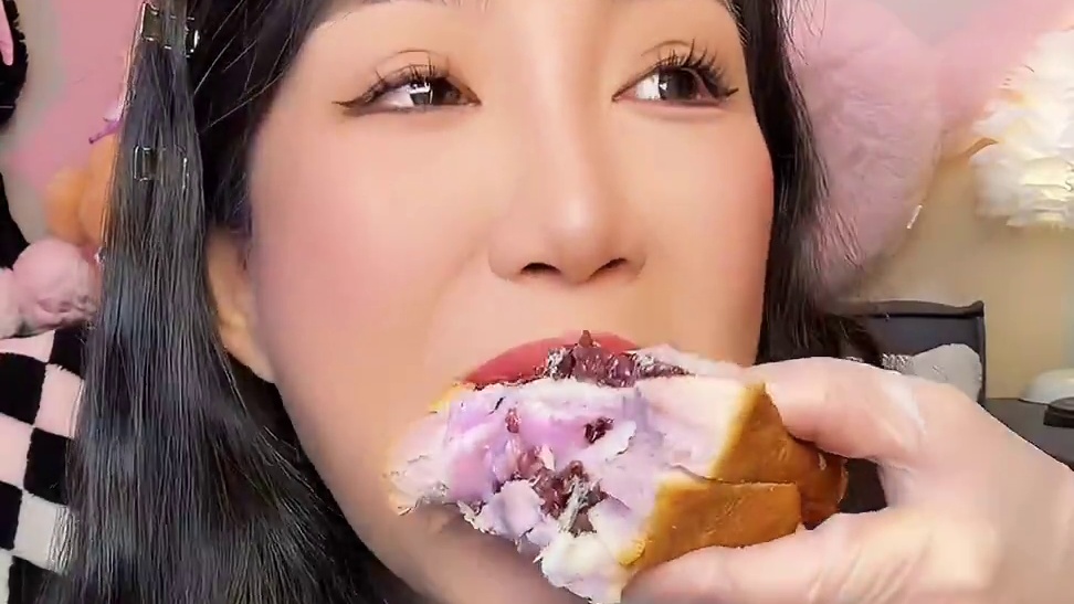 8个紫米面包哦 香香软软的 一个100克 293大卡 不齁甜 现做现发 保质期10天#超好吃 #紫米