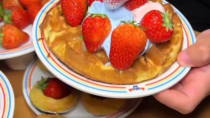 牛排叔叔遇上草莓季 #为城市美食打call  #高性价比自助餐推荐 #牛排叔叔草莓季 #谁能拒绝自助