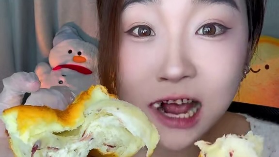 没有脱氢乙酸钠哦！不是小吐司！真的好软啊！外层是蛋糕，里面是吐司！真的好好吃！#蛋糕吐司面包 #酬恩