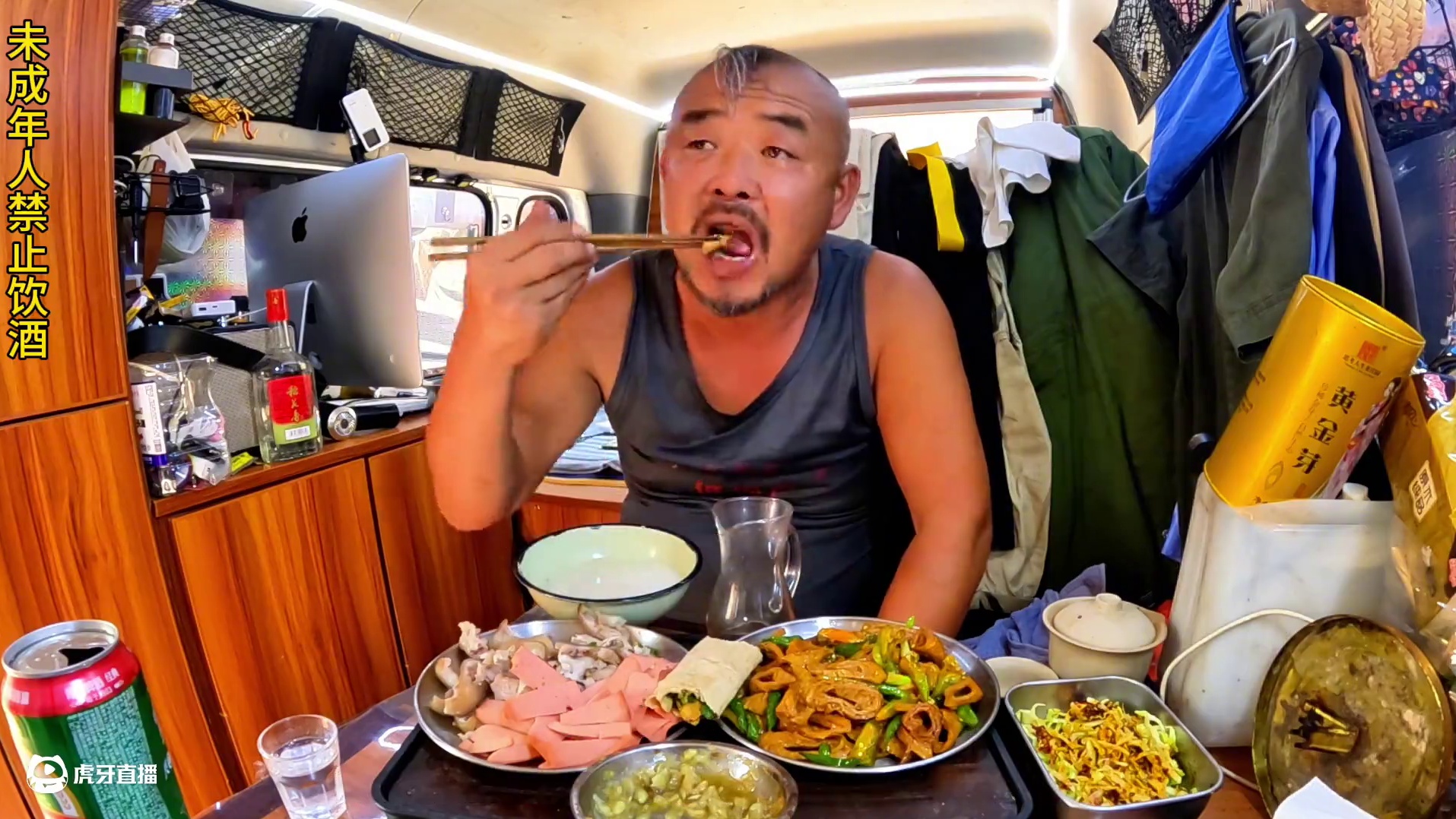 外边高温刮大风，在车里吃晚餐干白加啤，下集#穷游 #自驾游 #流浪