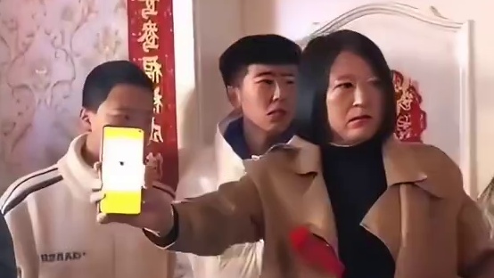 结婚当天，堵门时，女方亲戚努哄:干嘛总耍赖，必须扫码200元才给进！