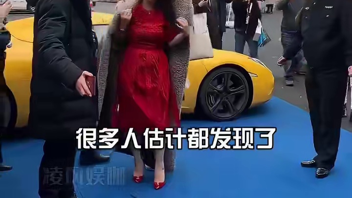 一张高清照曝光，揭开李湘总披着大衣从不穿的真相，果然没我们想的这么简单 #李湘  #王诗龄  #明星