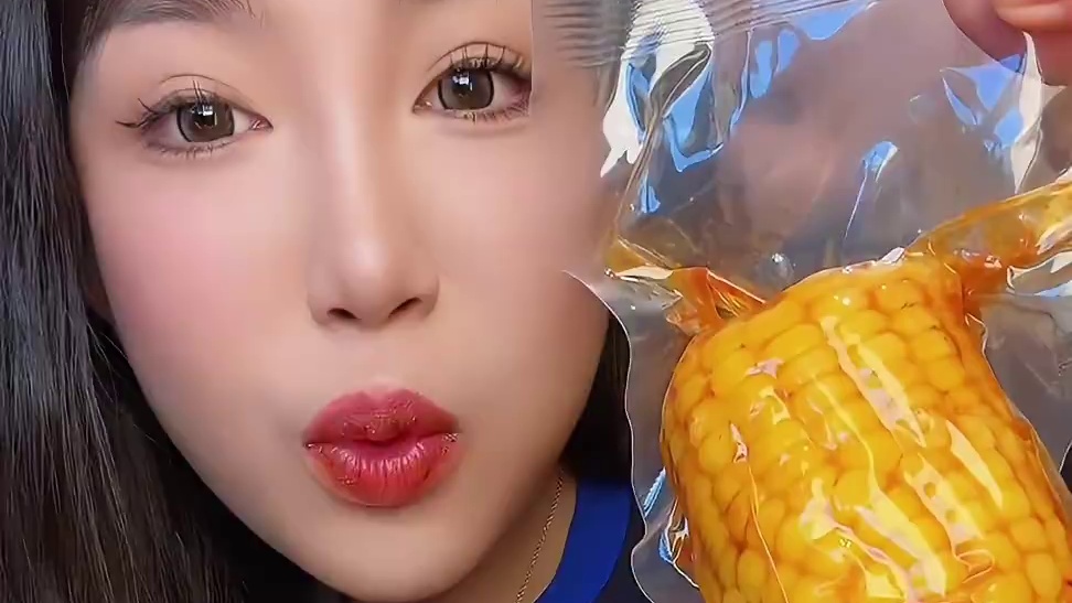 蒸煮口感更好 烤着更香 更像烧烤店的那种 反正都好吃哈哈哈  很入味！
烧烤味玉米一袋10段1kg
