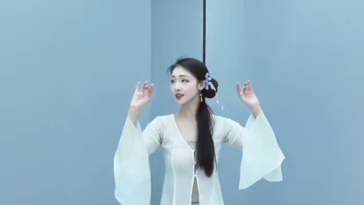 世界赠与我虫鸣～#世界赠予我的 #世界赠与我的舞蹈 #舞蹈翻跳 #王菲 #古典舞