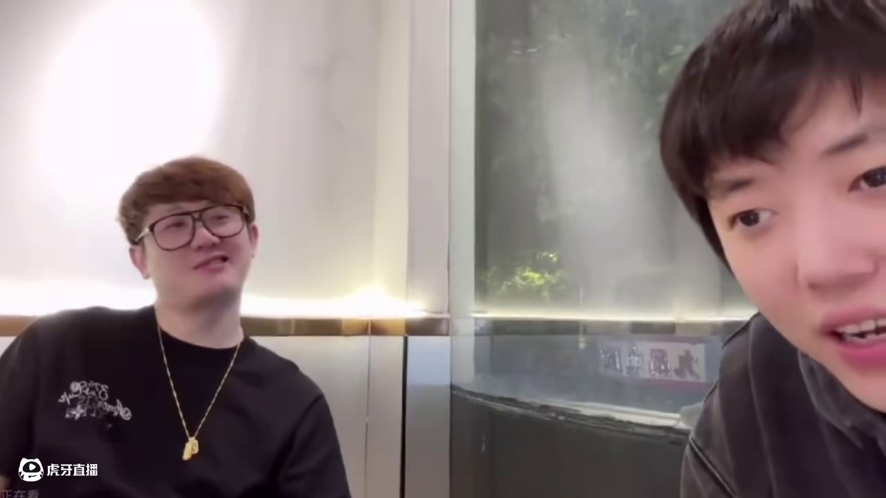 老白表示让浩南抖海首播后 直言转去打瓦 重走当年吃鸡的道路 那简直就太厉害了 老天都救不了你了#白鲨