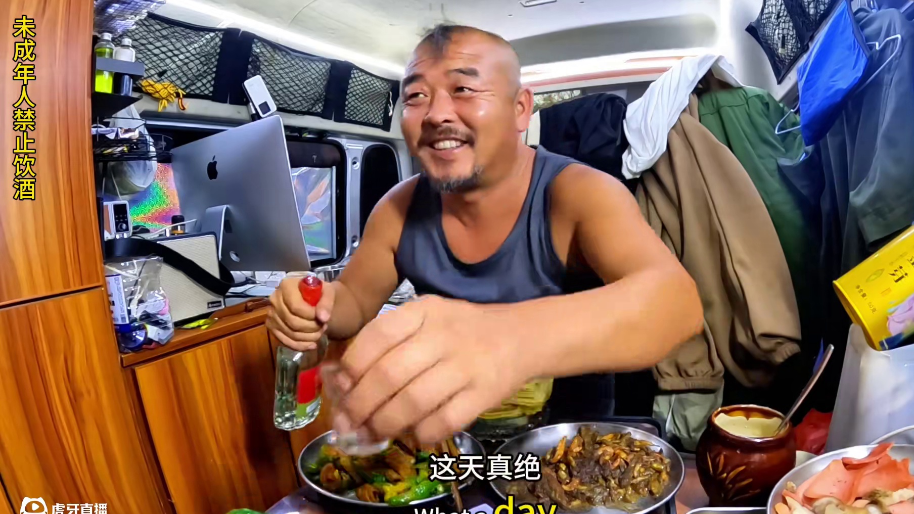 江西赣州市雷暴雨，沙和尚躲在车里吃香喝辣，真幸福#穷游 #流浪 #露营