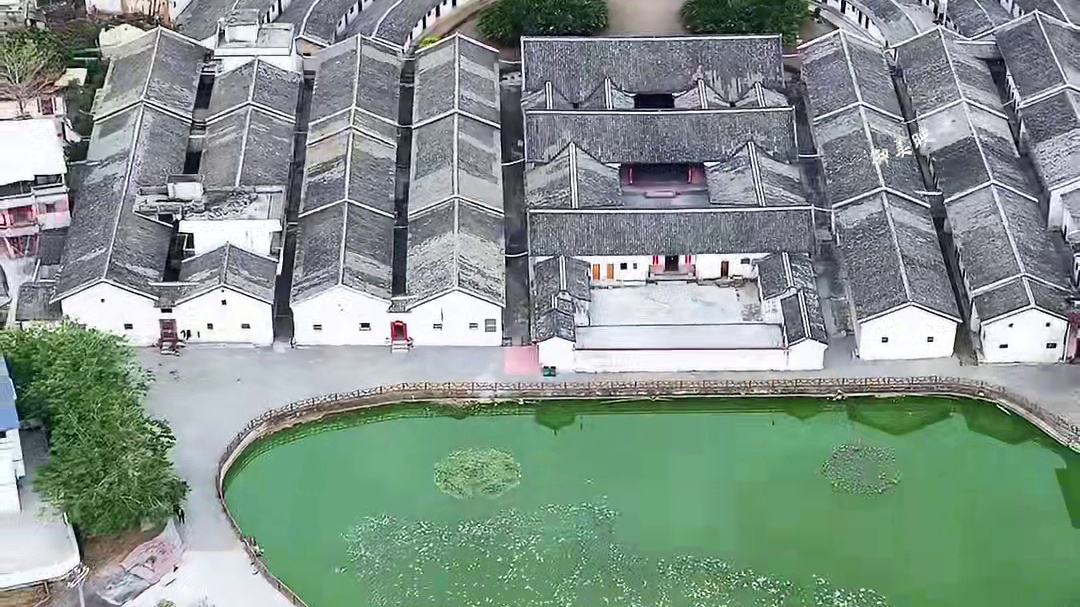 广东梅州最大的围龙屋，唯一被收录“中国传统民居建筑”的客家围龙屋，历经500多年历史，其规模宏大！#