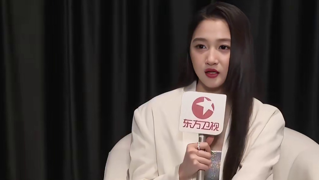 近日#关晓彤 一身甜酷造型亮相活动，谈及美商进化的关键，她认为自信是最重要的，要了解自己，找到自己适