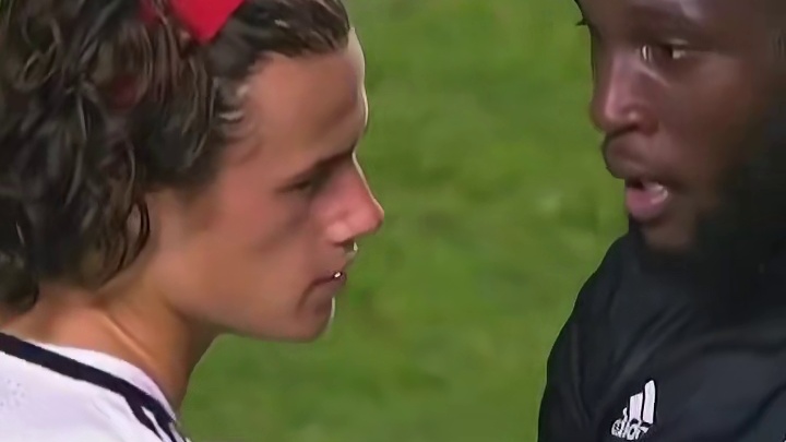 这也算名场面了，这个拥抱也许拯救了这个门将的职业#足球