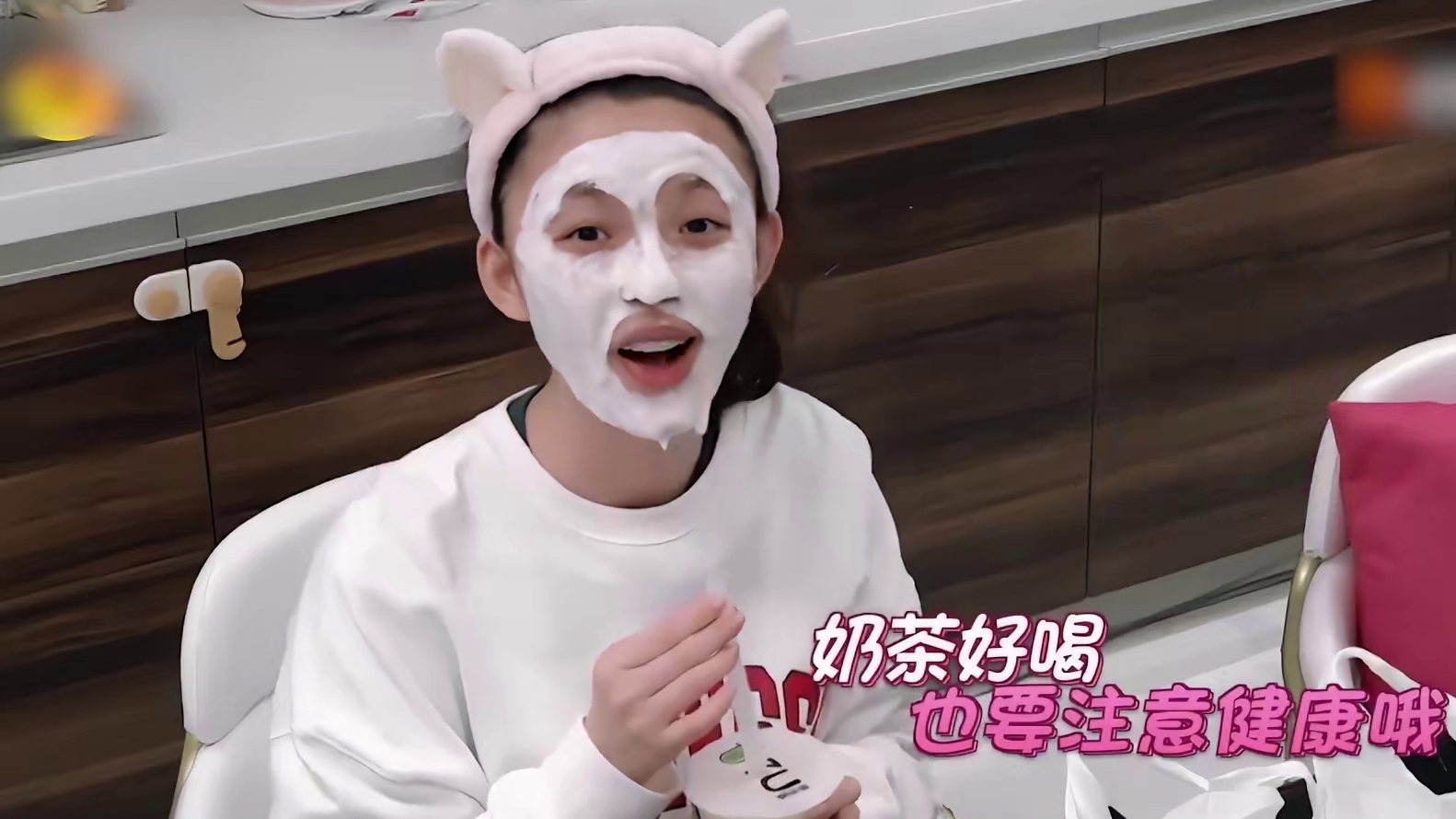 独居北京200平米的豪宅，一天拆几十个快递，林允的生活有多快乐