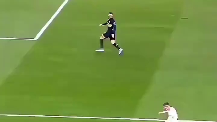 足球赛场那些极具体育的防守名场面这就是体育精神所在