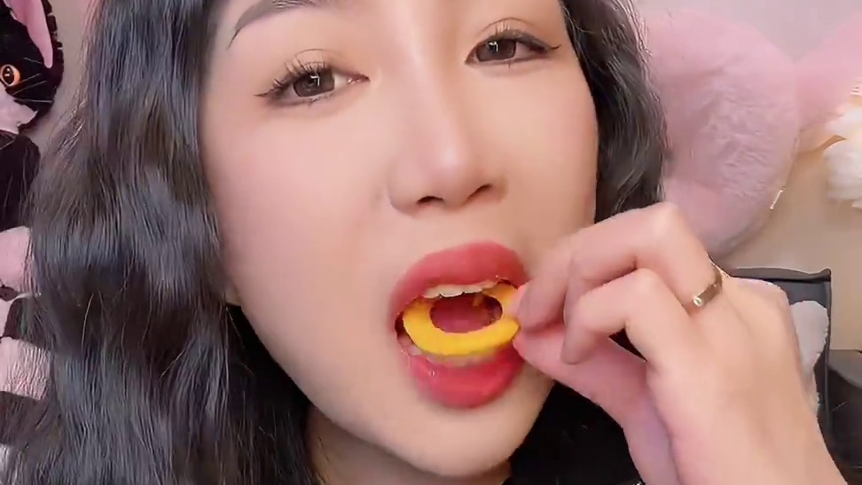 两个口味混合的 都好吃！都是很浓郁的番茄味和洋葱味！
洋葱圈359卡/袋（78克）
5.4克蛋白质｜