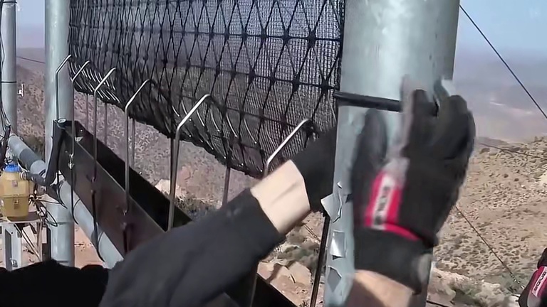 为了在沙漠里种出庄稼，他竟贷款70万在戈壁上架起一张张铁网。#治沙 #科普 #涨知识