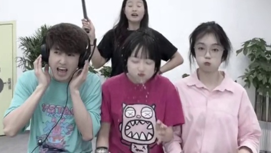 唱歌憋笑挑战，哈哈哈太搞笑了吧 #办公室游戏 #看一遍笑一遍 #搞笑