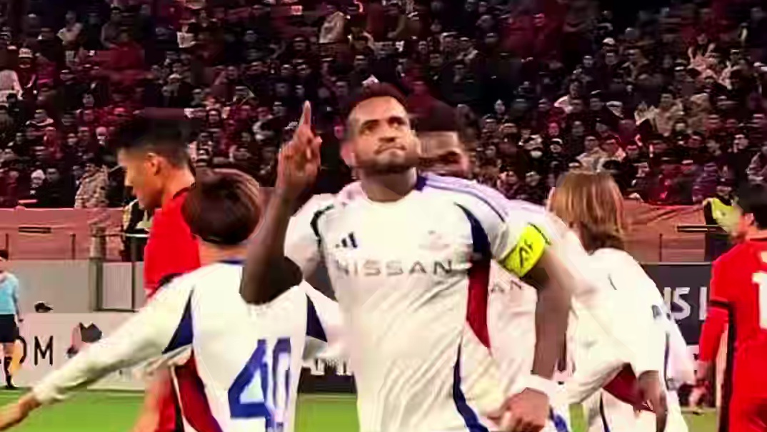 失误送大礼！海港#杨世元 解围变乌龙助攻 横滨洛佩斯头球破门 #足球的魅力 #上海海港vs横滨水手 