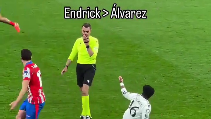 还是年轻呀！小孩哥直接对话小蜘蛛 结果被摔倒地#足球的魅力 #内容启发搜索 #dou来足球季