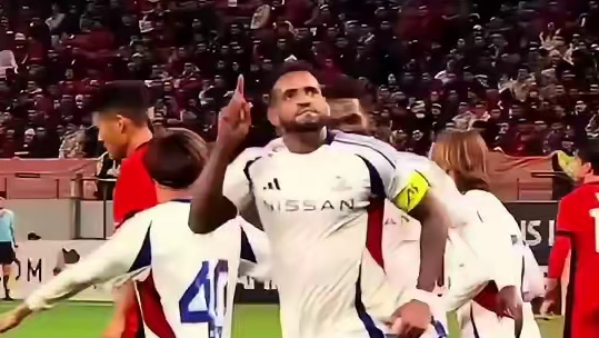 失误送大礼！海港杨世元 解围变乌龙助攻 横滨洛佩斯头球破门