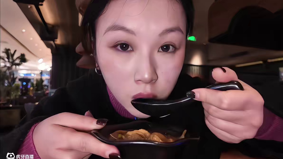 特别爱吃菌子火锅，每次光汤都能喝好几碗！！ #菌菇火锅 #春日美食一定要试试的几道菜 #春日美食猎人