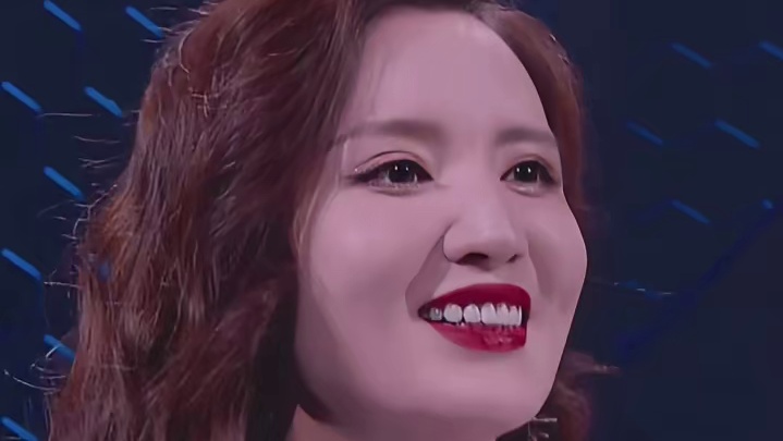 张萌化身“收破烂”，家有超大星空顶