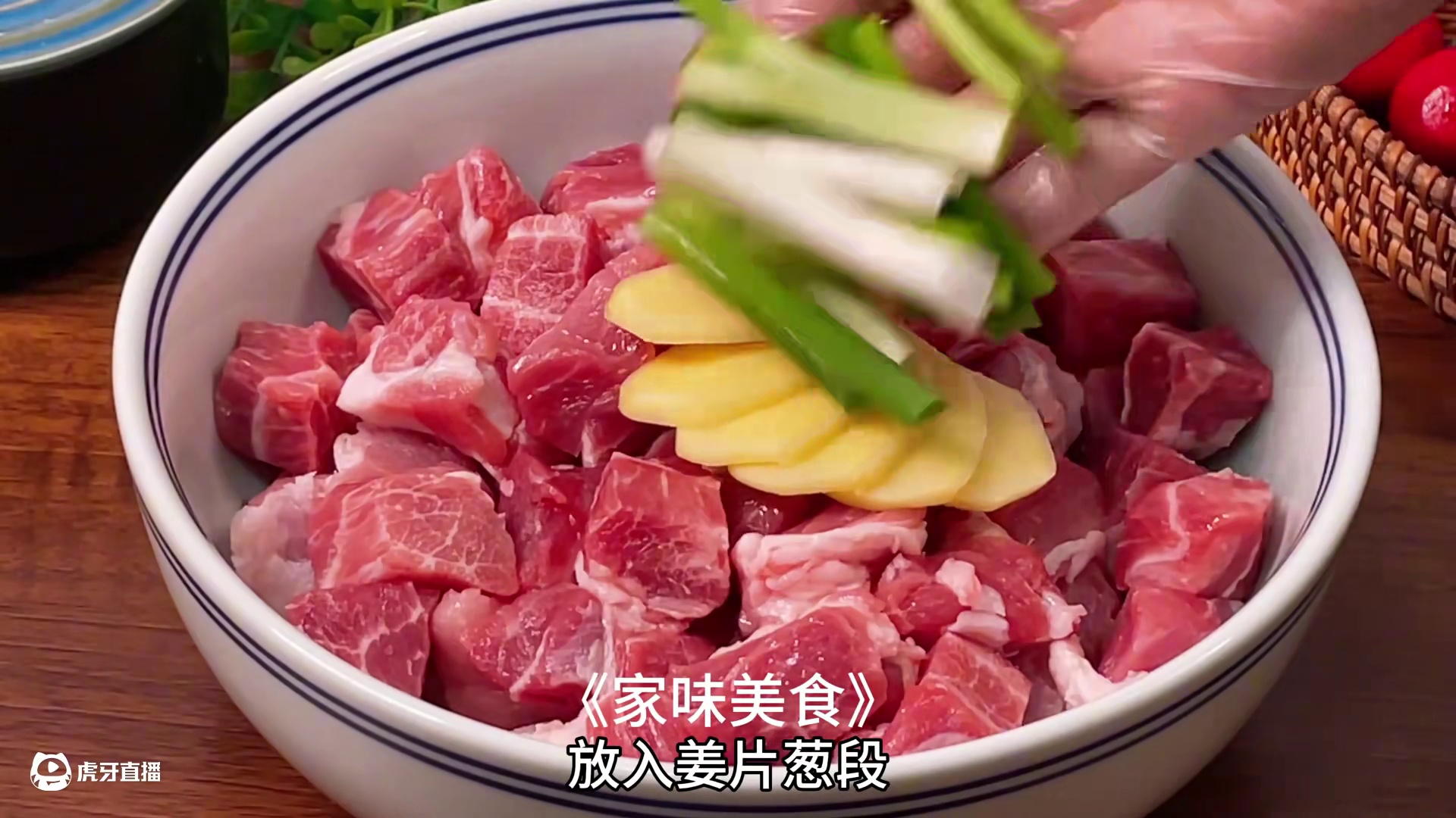 把猪肉粒放锅里蒸一蒸，出锅就成了孩子们最爱吃的美味 