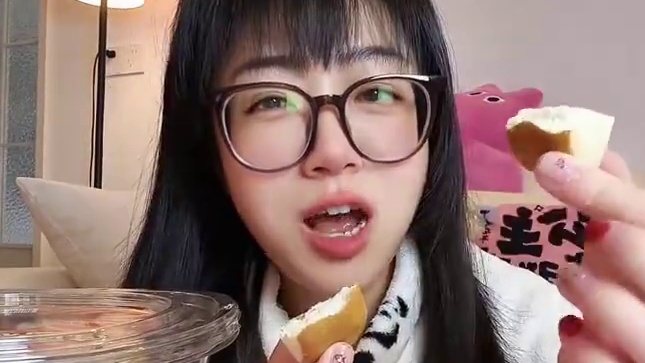 是加了kiri奶酪和安佳黄油的碱水小面包呀~#碱水面包 #管理期吃什么 #自律期早餐 #下午茶 #小