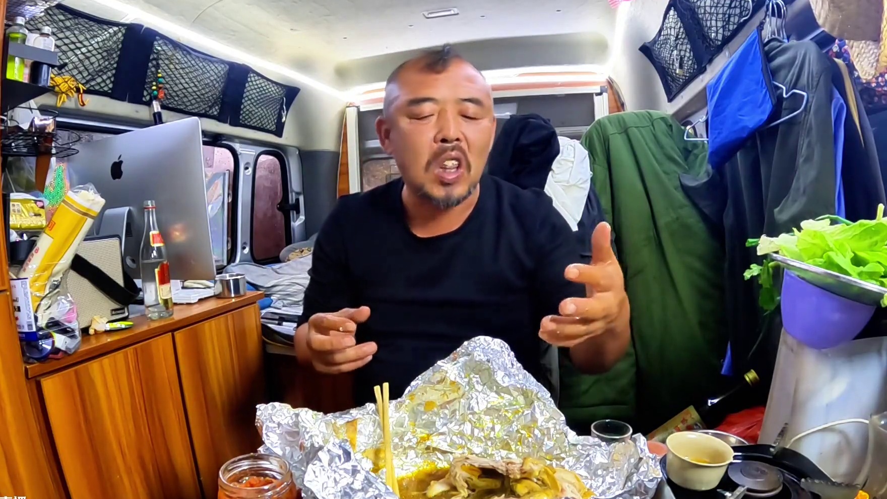 南方说冷起来真要命，在车里用茶壶煮酒喝，一下就温暖全身#穷游 #流浪