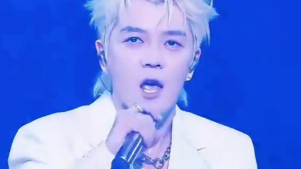 王栎鑫白西装限定版《眉飞色舞》这才是内娱Live教科书. #王栎鑫#眉飞色舞#现场版live#王栎鑫