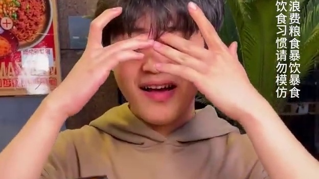 湖南小伙挑战变态辣火锅米线竟然不觉得辣！#妈呀太香了 #重庆小面 #辣得过瘾潮得够味 #无辣不欢 #