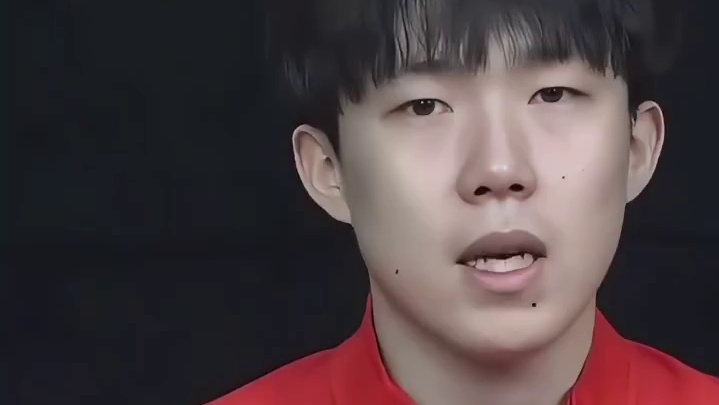 王楚钦站在C位后被品牌方老总一把推开