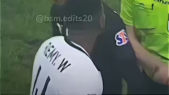 对手摔倒 球员踩了一脚 裁判给他出示红牌，VAR发现没有踩到，有其他犯规，又给他红牌#足球