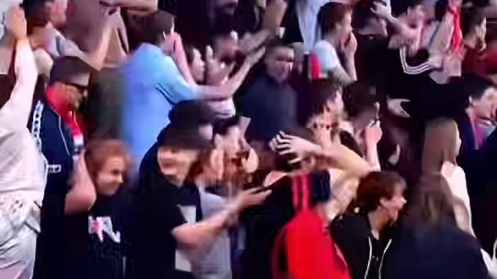 面对球门仅10厘米的距离时球员 将球踢飞的举动疑似踢假球#足球