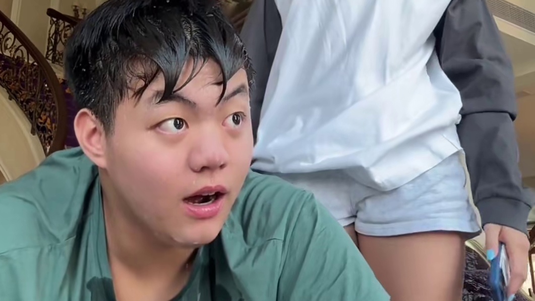 这个系列可以拍好多排列组合哈哈，我更想看B姐被按水盆版本诶