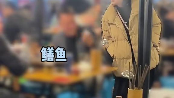 随机抓几个路人拼桌？成功！ 人多吃火锅就是香啊～ #重庆美食 #人间烟火 #重庆本地