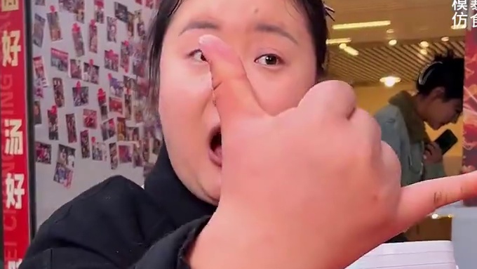 最嘴硬的挑战者出现了，边哭边说不辣，最后想找妈妈！#妈呀太香了 #小面调料 #嘎嘎好吃 #重庆小面