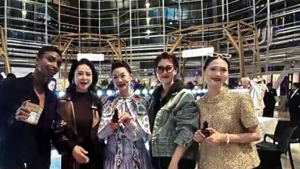 巴黎时装周现场！和明星、超模一起酷酷出镜，好身材的秘密就在这里！#法国勒内精油#巴黎时装周 #法国必