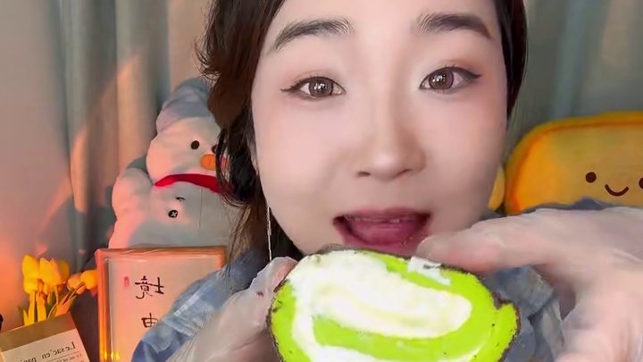 0蔗糖动物奶油！好吃的！配料表很干净哦！控嘴期的宝子放心吃！
红丝绒脆皮梦龙：80g/个 216大卡