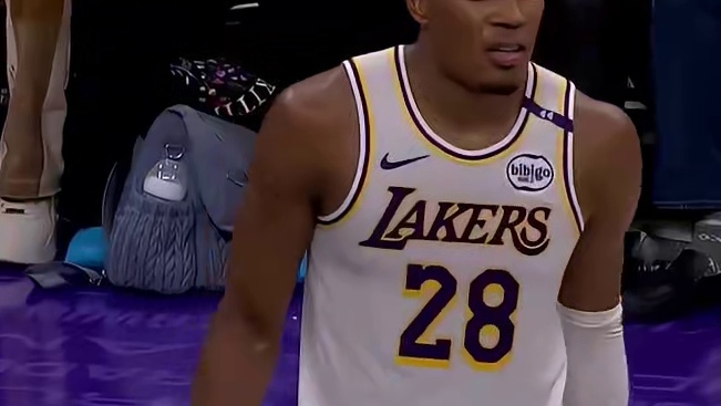 致胜篮板！AD关键时刻两罚不中，八村垒拼抢点出前场篮板