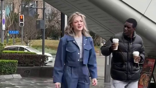 川渝老外吵架太猛了，你们听得懂吗？#川渝暴龙 #俄罗斯战斗民族 #非洲黑人 #川渝女生 #C妹在成都