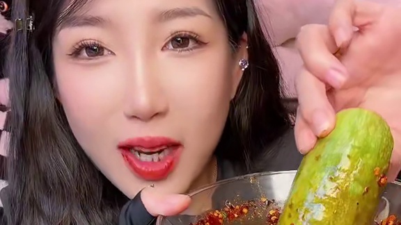 辣椒面不用额外加调料了 直接加水（冷水热水都可以）或者煮菜的汤做蘸碟就可以 偏辣偏辣 做蘸碟嘎嘎好吃