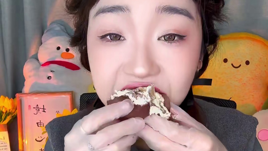 姐妹们我尝尝毛巾卷哈哈～还挺不错！我的齐天大圣马上安排！#妈呀太香了 #快吃吧大馋丫头 #馋哭隔壁小