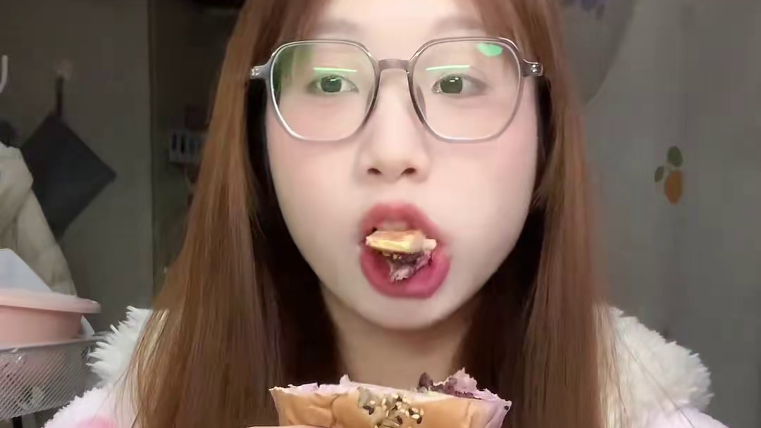 vlog｜今天吃了鸡公煲和小蛋糕～但体重没有涨太多～开心嘿嘿 #记录真实生活 #女大学生日常生活 #