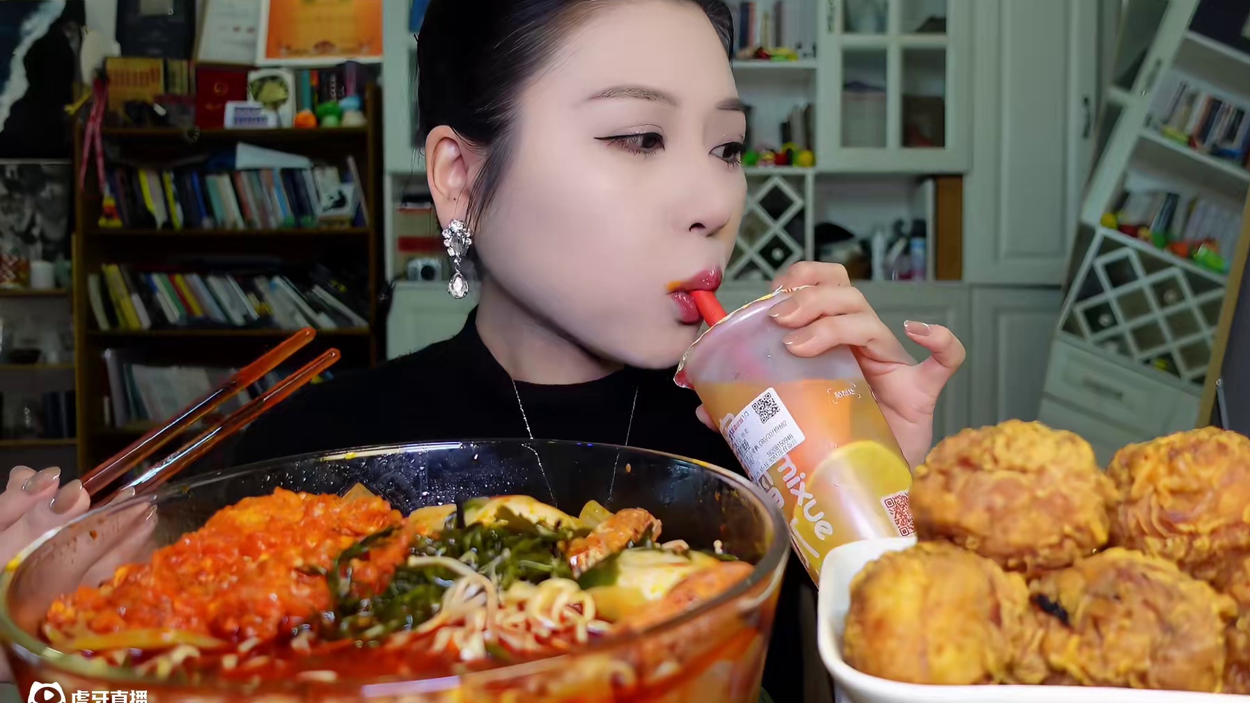 爆辣大炸蛋曹氏！炸蛋瀑布一般的吸汁度，脆皮炸鸡沾汤吃 #爆辣曹氏 #炸蛋 #炸鸡 #美食分享 #好吃