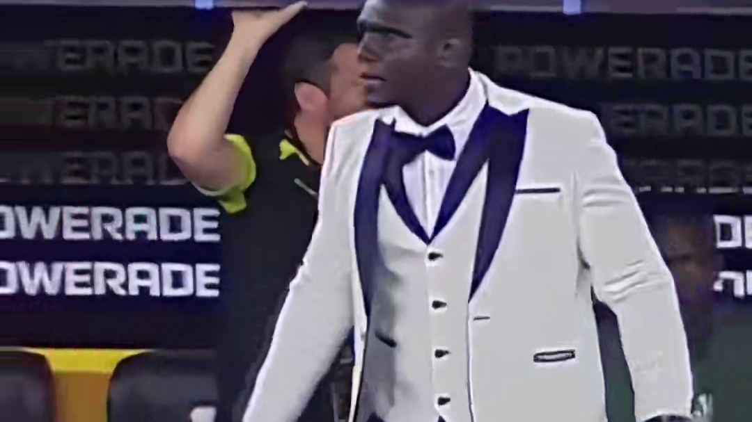 裁判：哪来的婚庆司仪，跑球场和我大吼大叫。