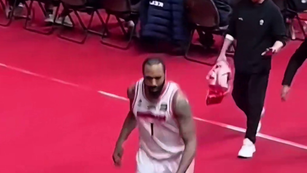 突发事件！#吉伦沃特 连续2T被驱逐，离场时和#山西男篮 球迷对骂。#CBA