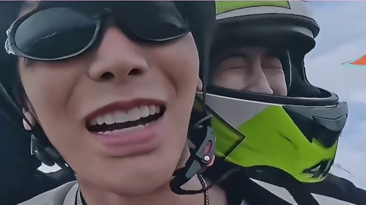 周雨彤坐侯明昊身后像个流氓一样