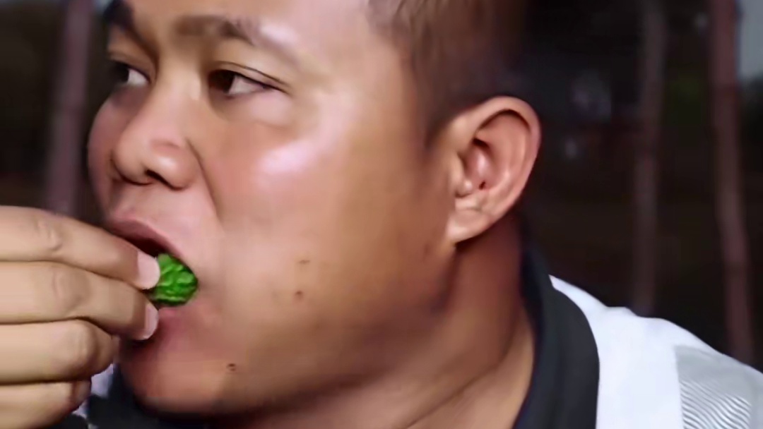 小苦瓜剁椒蘸水️大田螺 #泰国主播吃美食视频 #内容启发搜索 #泰国有哪些神奇美食 #泰国大叔#泰国