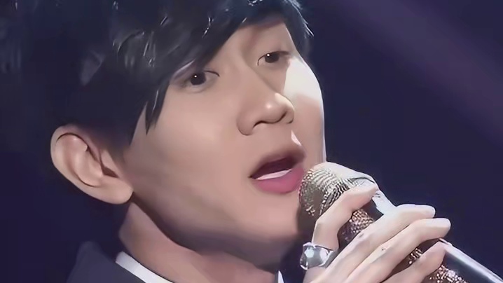 她的时间停留在了最爱他的时候，她喜欢的男孩现在成了大明星，她的暗恋没有被埋藏