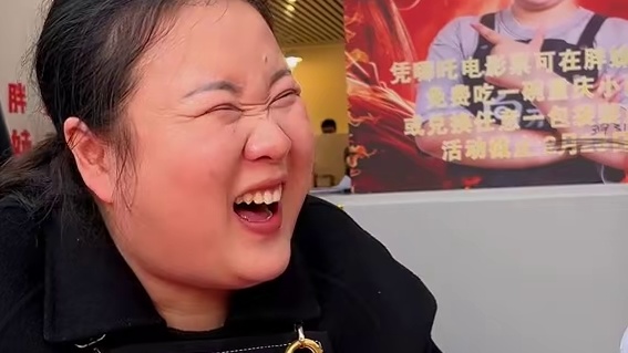 小伙来挑战6两面离胖妹好远，这嗦面相当丝滑！#妈呀太香了 #重庆小面 #小面调料 #重庆美食