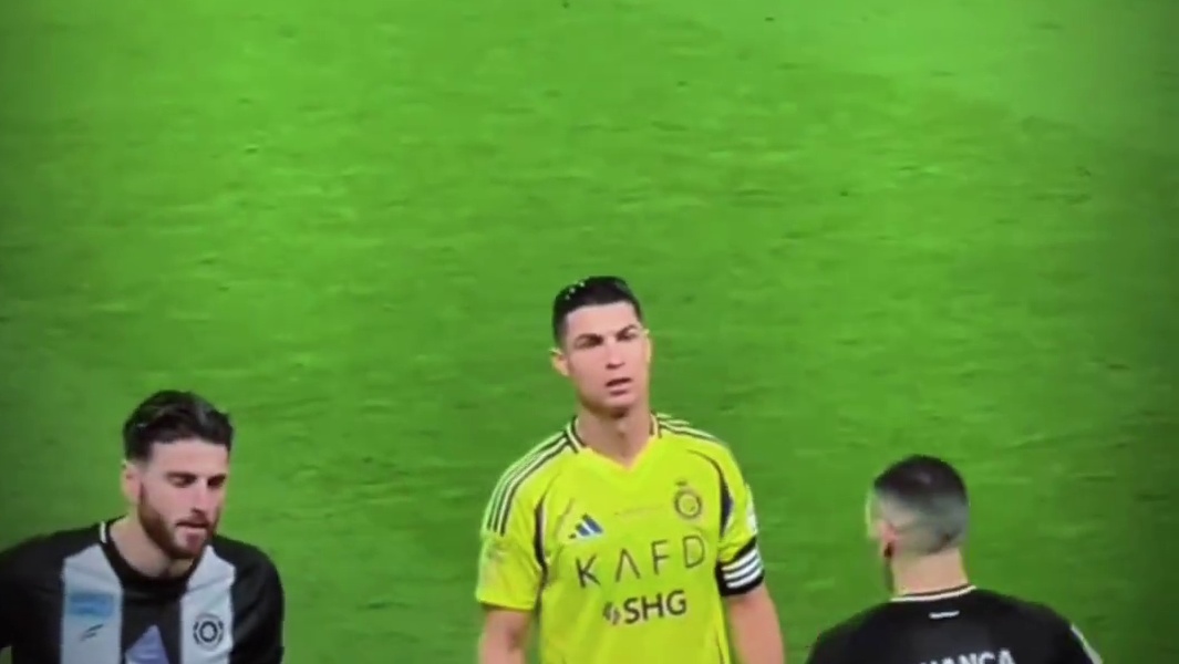 裁判宣布C罗进球有效后，激动的表演一下经典庆祝