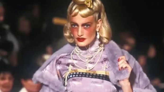 近两年新中式风格被大家热衷，中式风格终于又被各大品牌搬上秀场，然而中国风与西方设计师的缘分远不止于此